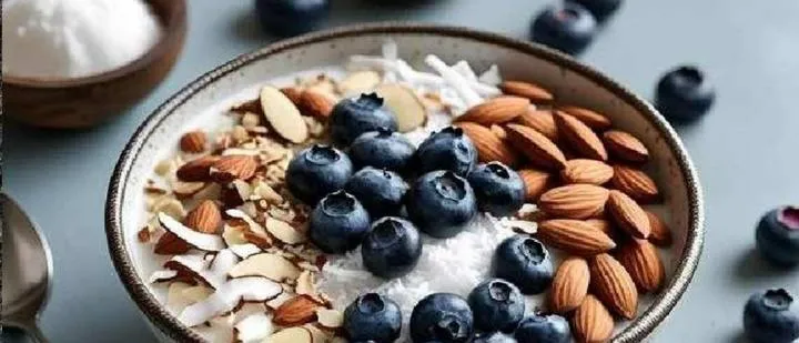 Kokos-Mandel-Bowl mit Heidelbeeren